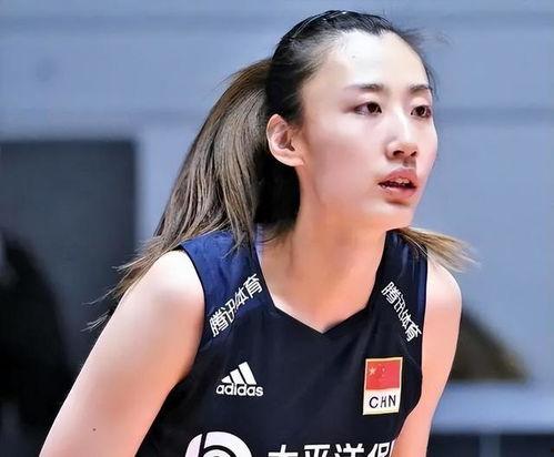 冯媛甄家庭背景,出身名门，传承家族荣耀的时尚界新贵